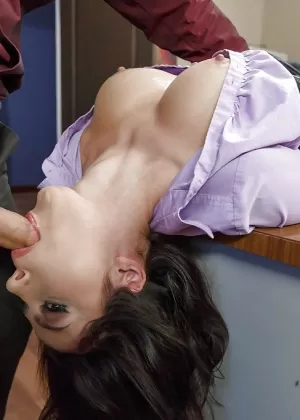 Евро офисная работница Валентина Наппи дает коллеге оральный секс после мастурбации