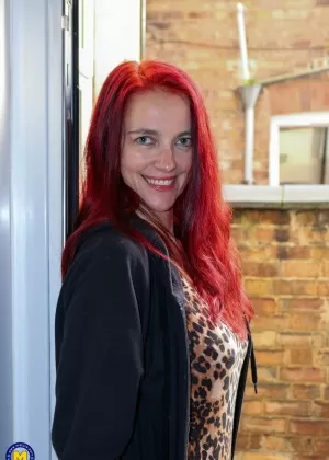 Пожилая рыжеволосая получает сперму на свою задницу после того, как соблазнила своего инструктора по йоге