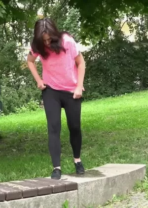 Горячая брюнетка Сэми сбрасывает штаны и писает на дорожке в местном парке