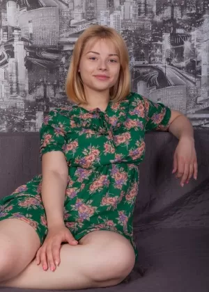 Пухленькая девушка Бьянка Яз начинает свою карьеру обнаженной модели на диване