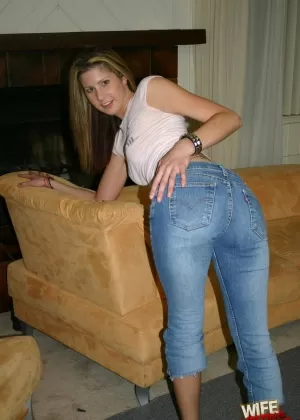 Пристрастившаяся к черным членам шлюха на этот раз достаточно долго берет шомпол в рот