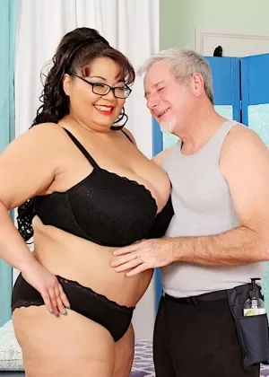 Зрелая толстушки стягивает шорты, чтобы обнажить волосатую пизду для раздвигания половых губ