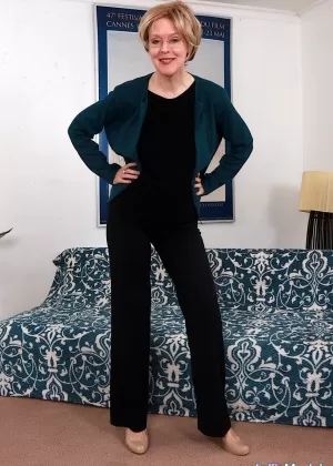 Грудастая зрелая леди в чулках снимает юбку и раздевается на открытом воздухе