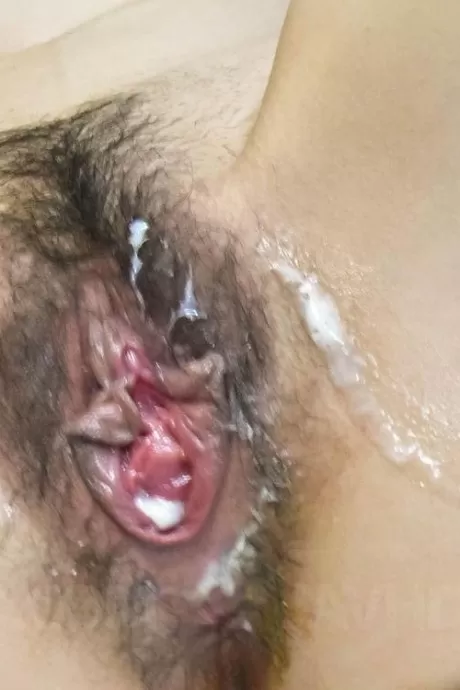 Азиатка Сакура Арагаки получает вибраторы во влагалище и в жопу