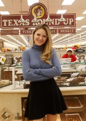 Любительская цыпочка Грязная Энджи бродит по главной улице в поясе и нейлоновых чулках