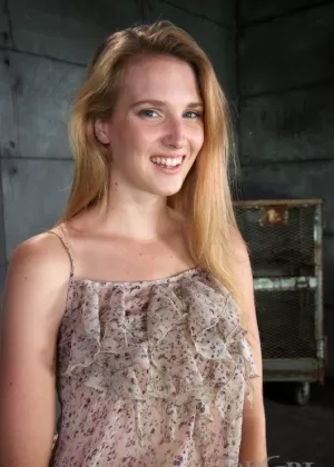 Рыжеволосая цыпочка Элейн прикреплена к кресту Святого Эндрюса во время акции SFW