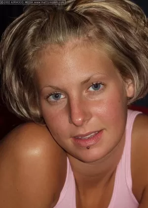 Сногсшибательная латиноамериканка мегера позирует на кровати в своих любимых стрингах