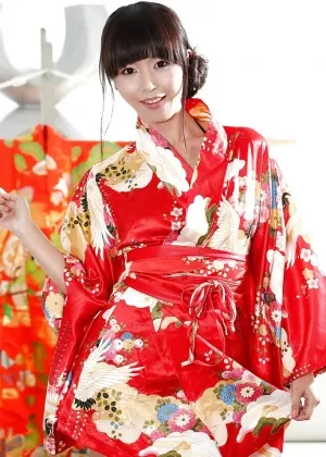 Симпатичная азиатская прядильщица Дженни ласкает идеальные натуральные сиськи, одновременно дроча пизду пальцами