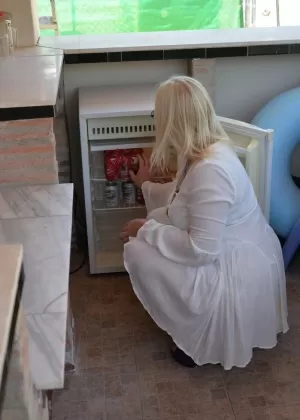 Пожилая любительница Мелоди показывает свою большую задницу в стрингах и подходящем лифчике