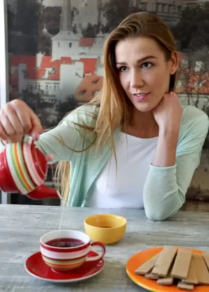 Белая молоденькая Алексис Кристал обнажает свою сексуальную задницу, соблазняя мальчика