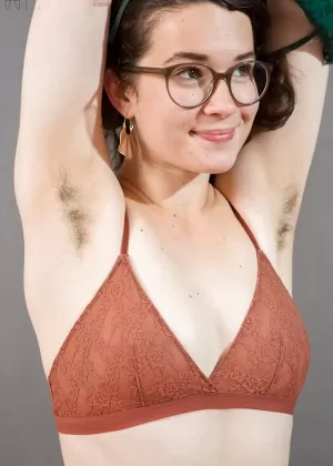 Негритянка шлюха с крошечными сиськами и волосатой киской Ana Foxxx трахается жестко