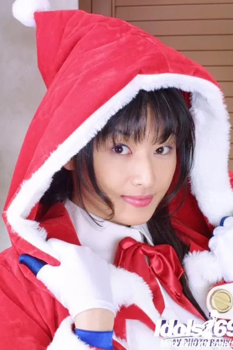 Соблазнительная азиатская красотка в рождественском наряде, обнажающая свои красивые сиськи и кустик