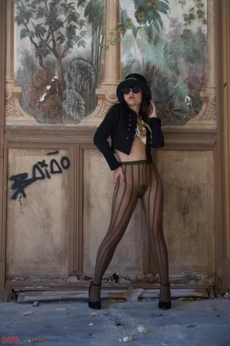 Наша любимая модель из Лос-Анджелеса во время недавней поездки в Европу снова заезжает, чтобы