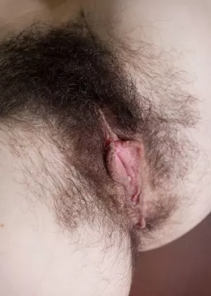 Дикая девушка-подросток Сильвия держит свои натуральные сиськи, прежде чем показать свою натуральную киску