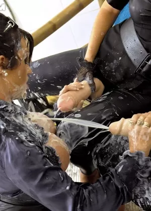 Горячие девушки Райли Рид и Скин Даймонд вместе едят сперму с тарелки