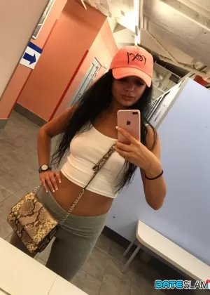 Распутная брюнетка Дафна Клайд делает селфи своей голой горячей задницы и микро-сисек 54208456