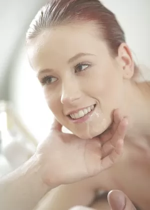 Действие по траханию в жопу показывает молодую порнозвезду Минни Мангу в ванной комнате