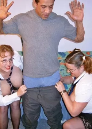 Зрелая медсестра толстушки Карла развязывает толстые сиськи перед тем, как отсосать большому члену