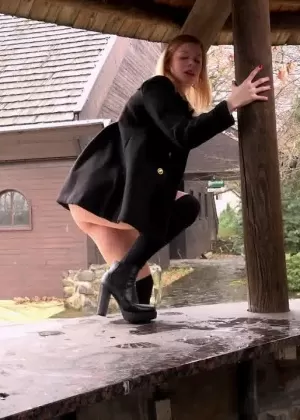 Потрясающая рыжая в сексуальном наряде Крисси отливает в саду