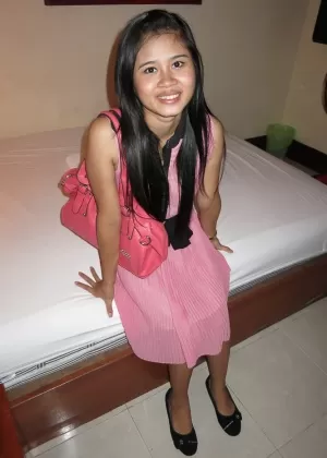 Любительская азиатка Кофе сосет член и трахается раком в POV bang