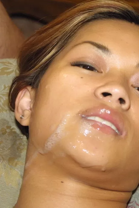 Молоденькая азиатка выталкивает сперму из своего рта после орального секса и траха
