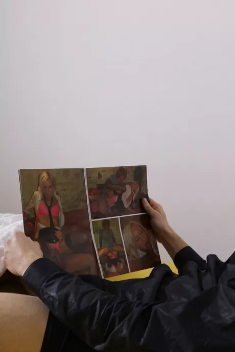 Старую блондинку трахают в жопу после того, как она застукала парня дрочащим  1