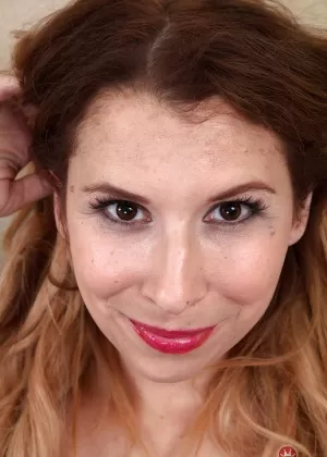 Пожилая сольная модель обнажает задницу, обтянутую стрингами, прежде чем обнажить волосатую киску