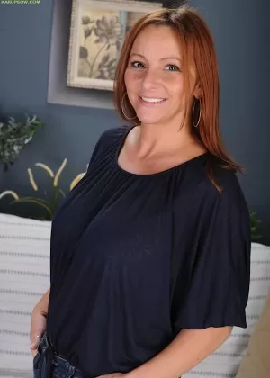 Натуральная рыжеволосая Чарли Форд раздевается догола на диване перед трахом пальцами