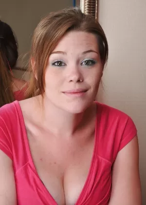 Любительская толстушка Марго демонстрирует свои противные отвисшие сиськи крупным планом