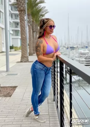 Грязная блондинка Мисти Злее получает сперму на свое лицо во время минета, облизывающего задницу