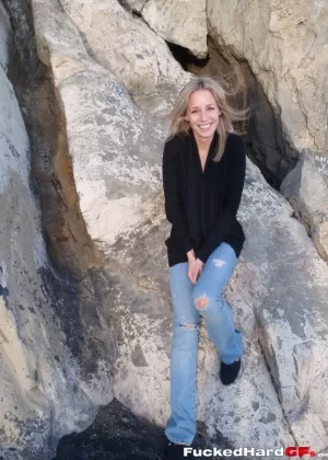 Великолепная подружка стягивает свои штаны на открытом воздухе, чтобы устроить сексуальное шоу