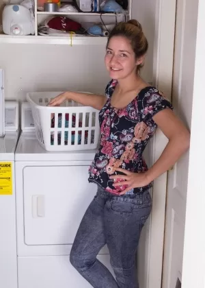 Грудастая блондинка леди Брук Тайлер выставляет напоказ удивительно огромные сиськи