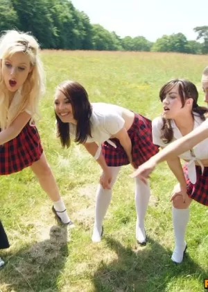 Любительская мамаша Мэдден в очках сбрасывает школьную форму, чтобы подразнить в горячем нижнем белье