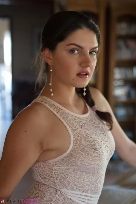 Одинокая девушка Франческа Ди Каприо после раздевания не носит ничего, кроме красивого личика