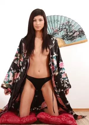 Азиатские женщины-полицейские Акира Лейн и Мила Блейз снимаются в диком сексе втроем