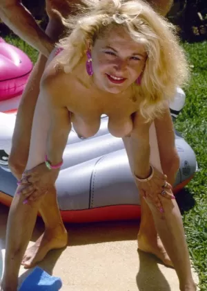 Натуральная красавица Люси Мэй качает своей тугой попкой в ретро чулочно-носочных изделиях и подвязках