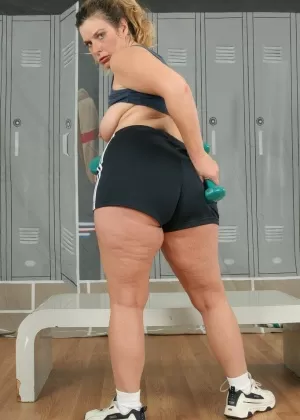 Жирная мамаша смазывает маслом свои соблазнительные изгибы в раздевалке