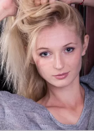 Гламурная блондинка красотка Леона Хани показывает крошечные подростковые груди во время раздевания