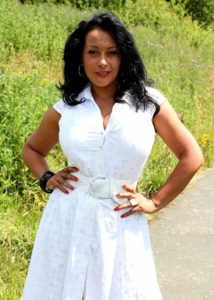 Зрелая блондинка Сахарная красотка снимает белое нижнее белье перед мастурбацией во внутреннем дворике