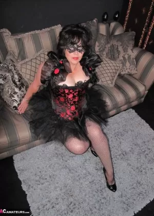 MatureUnited KingdomHigh HeelsLingerieStripteaseStockingsLegsPVCLatexSoloFeetShoesMILFOutdoorsLeatherBootsBig