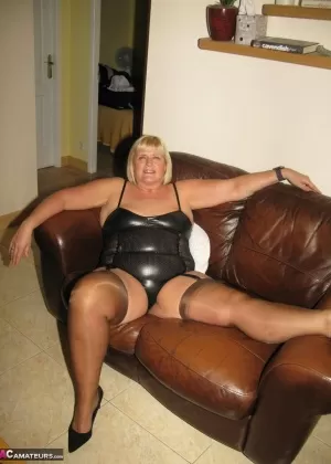 Любительская толстушки Крисси Великобритания освобождает свои интимные места от нижнего белья в чулках