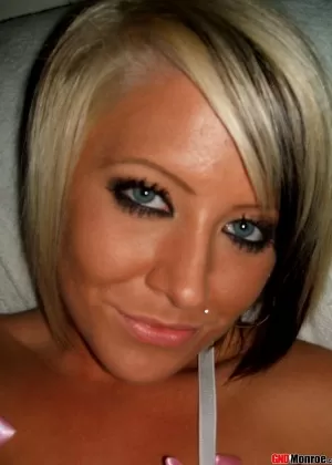 Задорные сиськи Монро и твердые соски видны сквозь ее прозрачную ночнушку