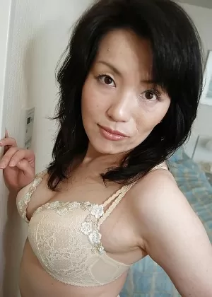 Большая грудастая азиатская красотка Сакура Сиратори раздевается и позирует в трусиках