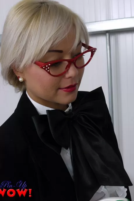 Симпатичная азиатская красотка Юра Айкава раздевается и обнажает свое сексуальное тело