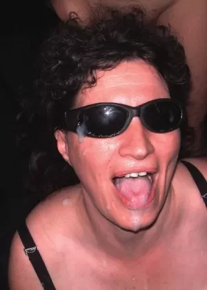 Пожилая платиновая блондинка Мэнди Макгроу трахается из киски в рот с парнем помоложе