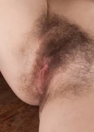 Британская студентка Саманта Бентли занимается анальным сексом на диване в черных носках OTK