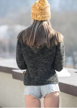 Худенькая молоденькая Джина Джи смачивает свою возбужденную киску в ванне, прежде чем раздвинуть палец