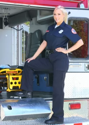 Соблазнительная милфа Индия Саммер обнажает свои изящные изгибы