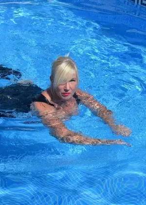 Любительская толстушки Рокси снимает халат перед тем, как намыливаться в душе