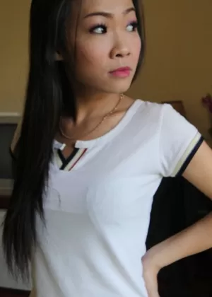 Азиатка Азиза заменяет цветы на своей голове спермой на свою киску